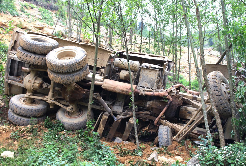 
Xe ô tô tải lao xuống vực sâu khiến 4 người chết tại chỗ, xe bị hư hỏng hoàn toàn. Ảnh: Minh Đức - TTXVN
