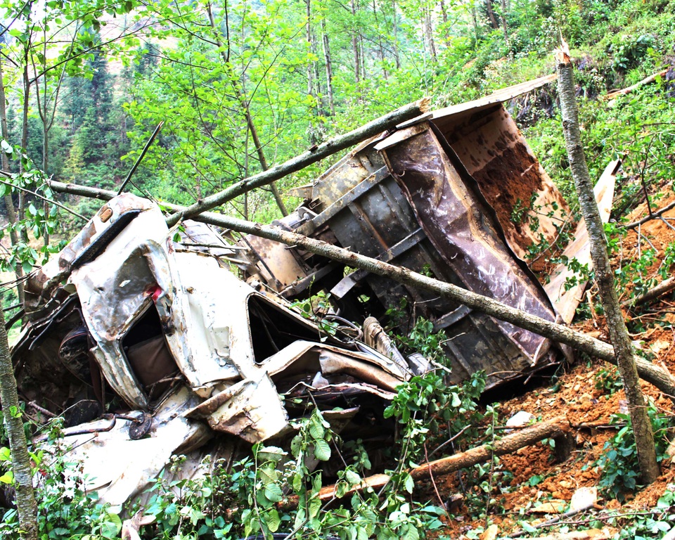 Ô tô rơi xuống vực, 4 người tử nạn - 1