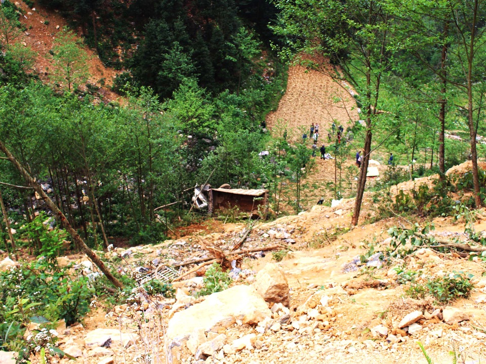 
Hiện trường vụ tai nạn, xe ô tô tải ben lao xuống vực sâu. Ảnh: Minh Đức-TTXVN
