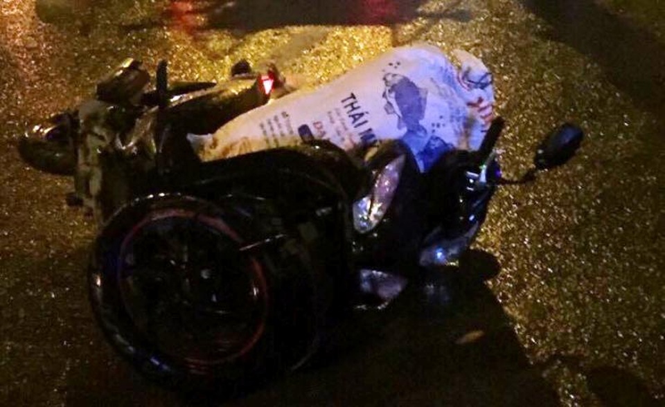 Chiếc xe máy 2 nạn nhân bị văng ra ngoài sau khi húc vào đuôi xe đầu kéo