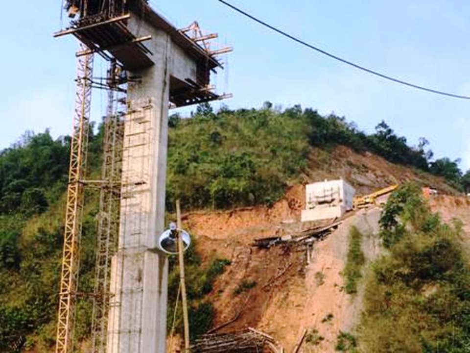 Thanh Hóa: 28 người tử vong từ 18 vụ tai nạn lao động - 2 Hiện trường vụ tai nạn lao động tại cầu Suối Quanh, huyện Quan Hóa khiến 4 người chết