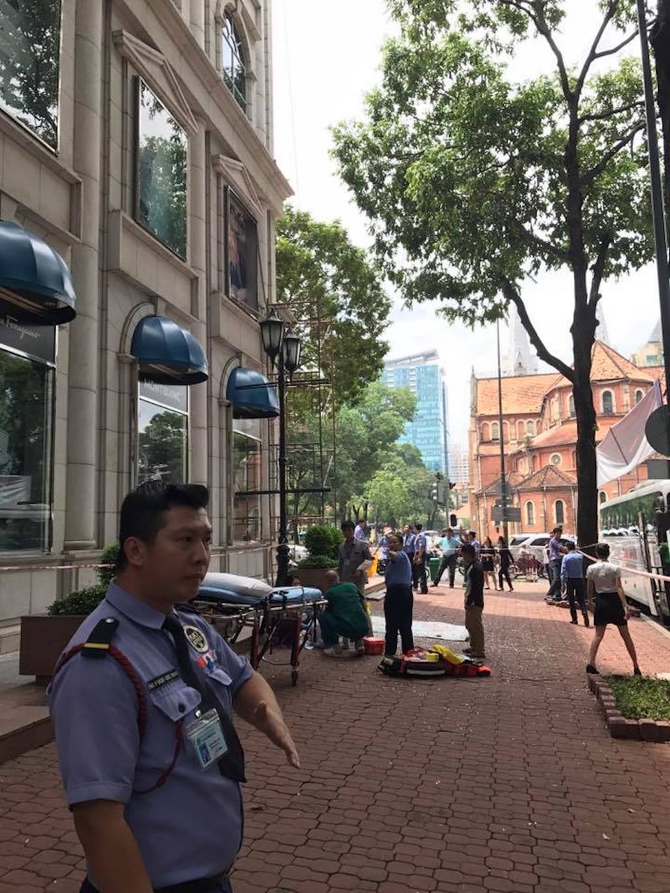 Nam công nhân ngã từ độ cao 7m tại toà nhà Diamond Plaza - 2 Hiện trường nam công nhân rơi từ giàn giáo xuống đất bị thương (ảnh Thanh Nam)