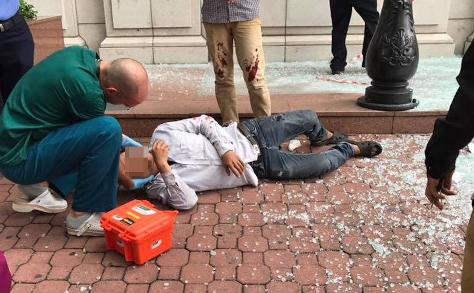 Nam công nhân ngã từ độ cao 7m tại toà nhà Diamond Plaza - 1 Nam công nhân ngã từ độ cao 7m tại toà nhà Diamond Plaza - 1