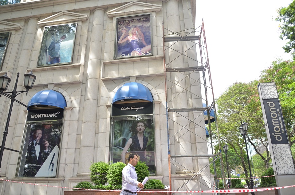 Nam công nhân ngã từ độ cao 7m tại toà nhà Diamond Plaza - 4 Giàn giáo nơi xảy ra sự cố