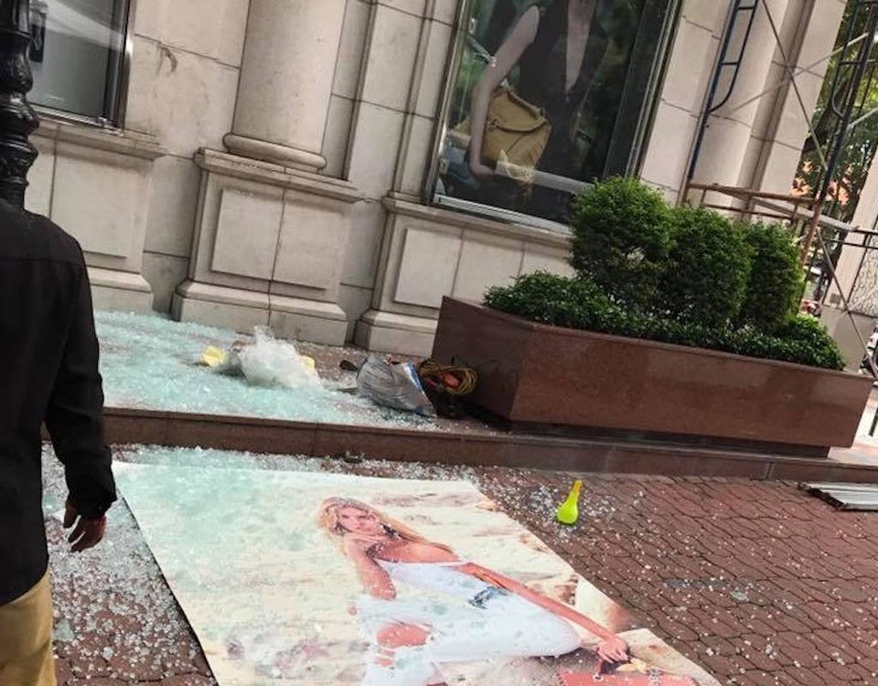 Nam công nhân ngã từ độ cao 7m tại toà nhà Diamond Plaza - 3 Đồ đạc làm việc của công nhân tại hiện trường (ảnh Thanh Nam)