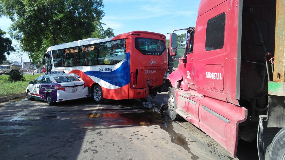 
Xe container tông thẳng vào đuôi xe khách.
