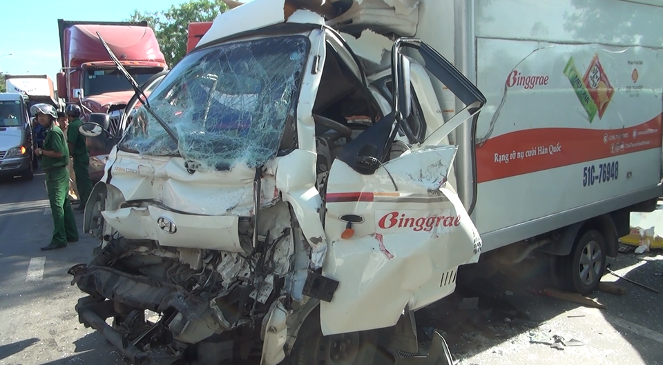 Cabin của một xe tải bị bẹp dúm, tài xế bị kẹt được người dân giải cứu