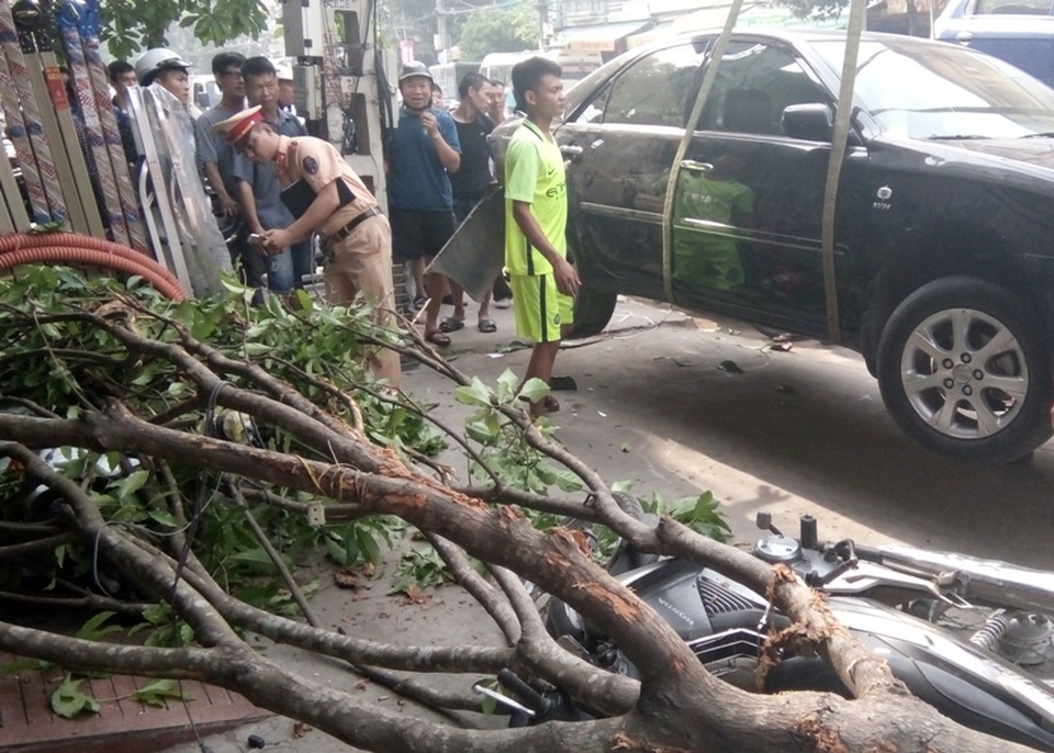 Chiếc xe được cẩu lên để giải cứu nạn nhân trong gầm xe