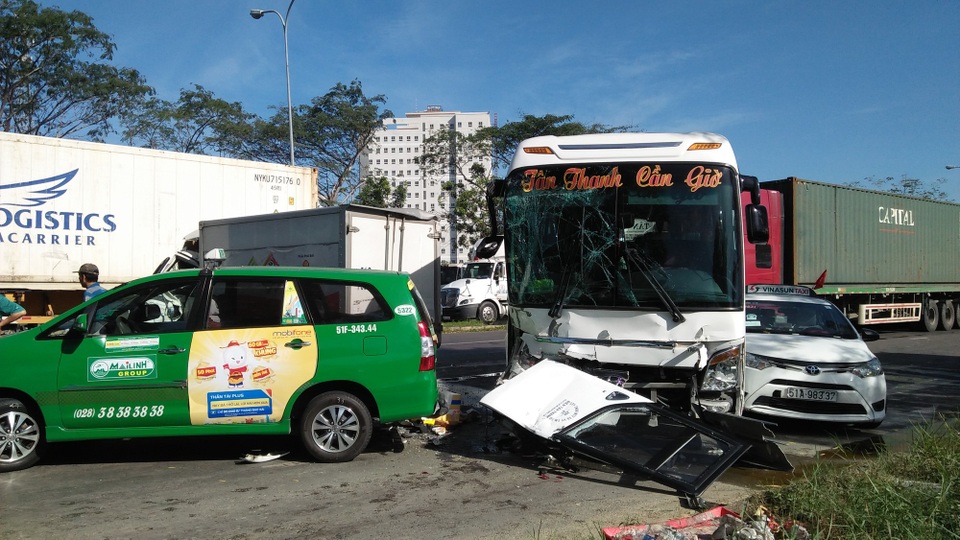 Nhiều phương tiện bị hư hỏng nặng