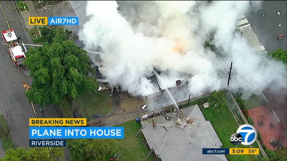 Máy bay lao xuống nhà dân ở Mỹ, 1 người chết - 1 Hiện trường máy bay rơi vào nhà dân ở Riverside, California ngày 27/2 từ trên cao (Ảnh: ABC)
