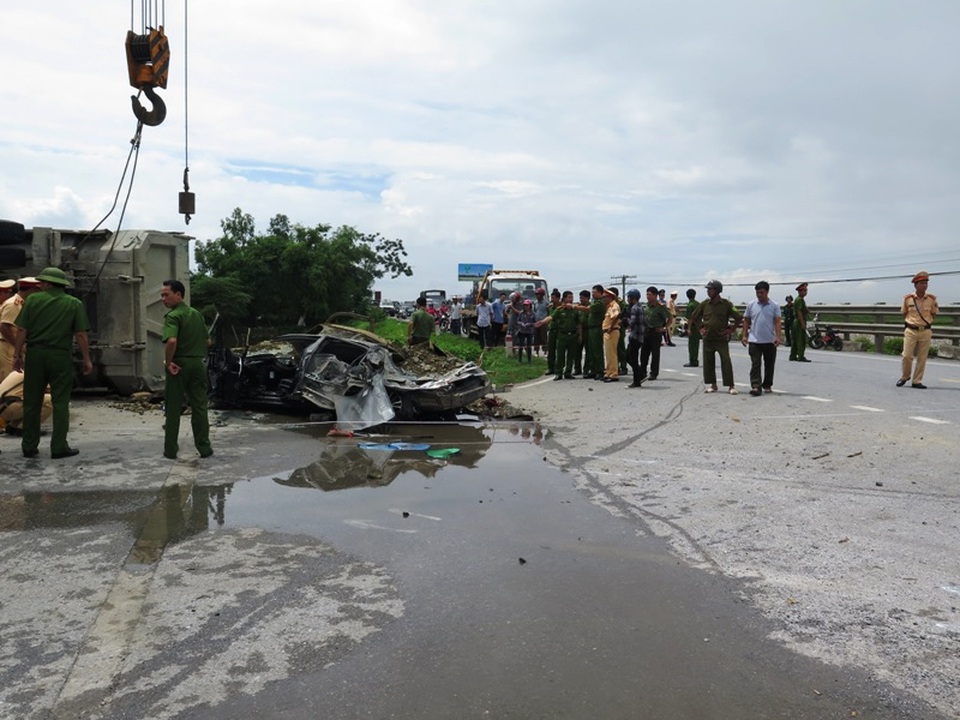 Kinh hoàng xe tải đè bẹp xe con, một người tử vong - 1 Hiện trường vụ tai nạn