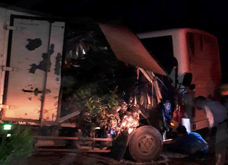 Chiếc xe tải nát bét đầu sau cú va chạm