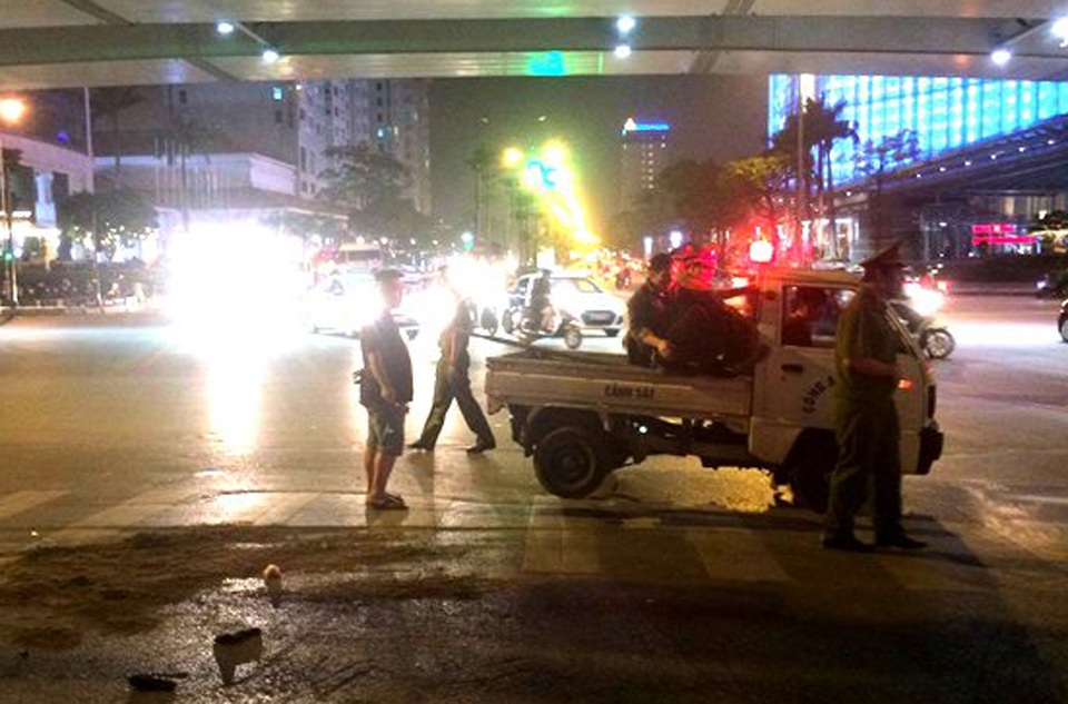 Hà Nội: Xe tải "nuốt" xe máy, cô gái trẻ tử vong - 2 Đến 22h30 tối 25/4, hiện trường vụ tai nạn được giải phóng.