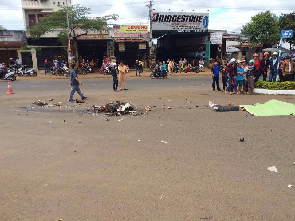 
Chiếc xe máy và nạn nhân đều bị xe tải cán nát bét
