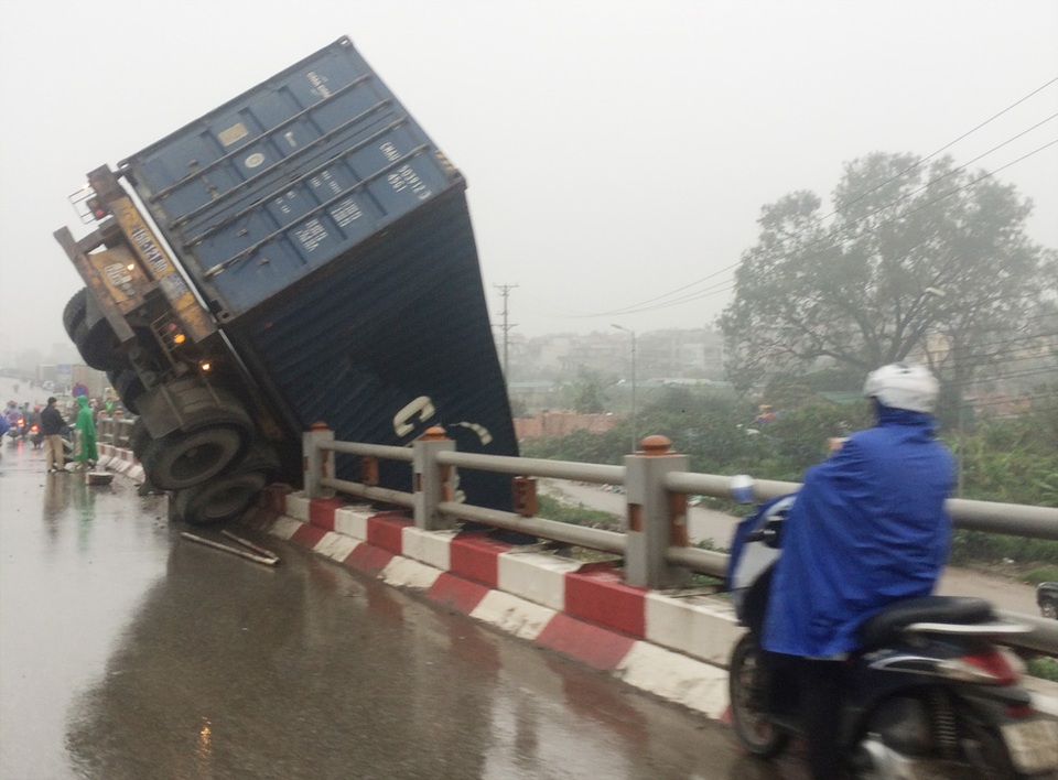 Tai nạn liên hoàn ở cầu Thanh Trì, container “vượt rào” lao xuống đường gom - 3
Xe container cắm đầu qua lan can cầu. (Ảnh: Nguyễn Hoa)