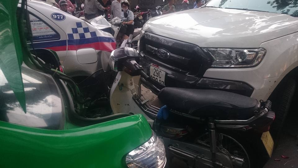 Hà Nội: Ô tô bán tải đâm hàng loạt xe, 2 người bị thương - 1 Hiện trường vụ tai nạn.