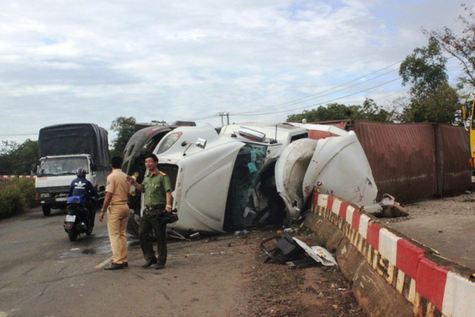 
Ngày 31/3/2017, tại đường ĐT.741 (thuộc xã Thuận Lợi, huyện Đồng Phú, Bình Phước) đã xảy ra vụ lật xe container khiến giao thông ách tắc nhiều giờ (ảnh: Phan Lâm)
