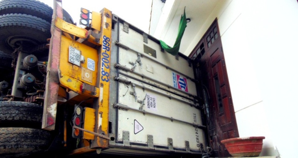 Khoảng 4h sáng ngày 30/3/2017 đang lưu thông trên QL1A, chiếc xe container bất ngờ tông vào một gốc cây và lao thẳng vào nhà dân, lật nghiêng sát cửa nhà, làm hai người bị thương (ảnh: Công Bính)