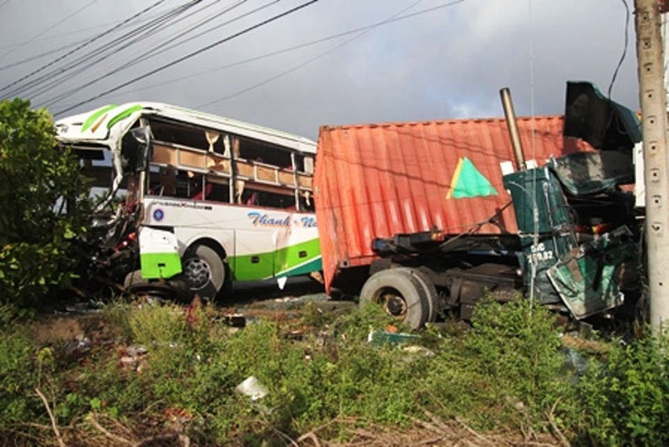 
Rạng sáng ngày 24/9/2016, một vụ tai nạn giao thông đặc biệt nghiêm trọng giữa xe khách và xe container đã xảy ra gần khu vực cầu Cái Cấm (quốc lộ 60, đoạn xã Thanh Tân, huyện Mỏ Cày Bắc, tỉnh Bến Tre) làm 2 người chết, 15 người bị thương (ảnh: Minh Giang)
