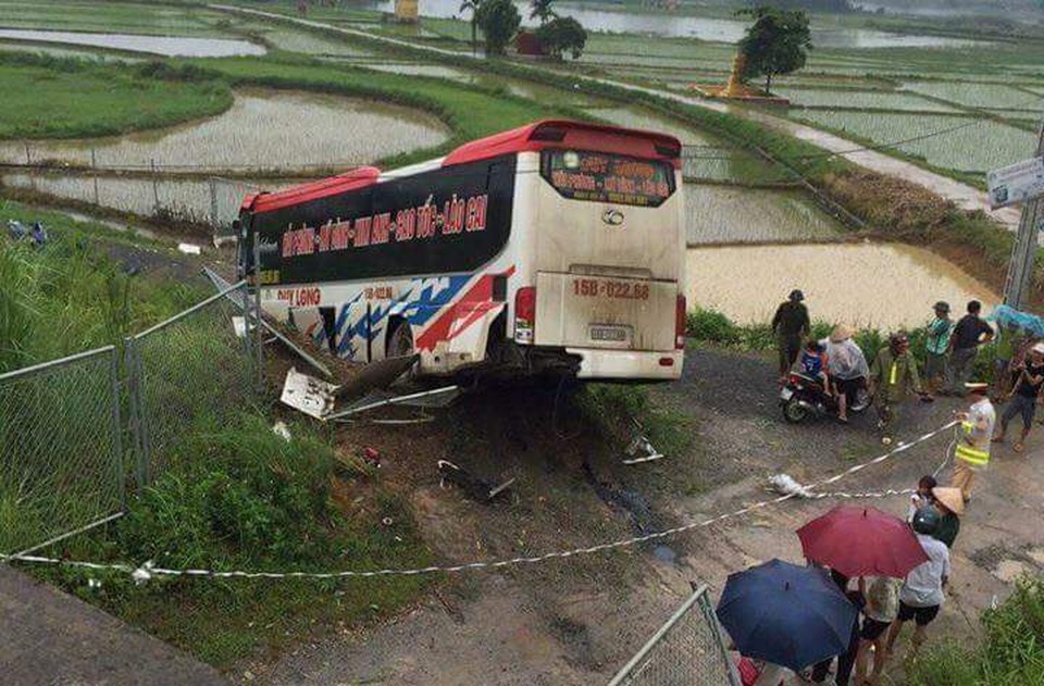 Xe khách lao xuống đường gom trên cao tốc Hà Nội - Lào Cai, lái xe tử vong - 1 Hiện trường vụ tai nạn (Ảnh: Facebook/Otofun)