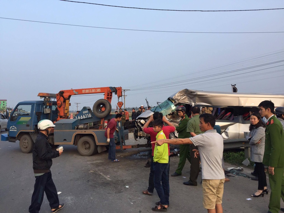 Tàu hỏa tông ô tô 16 chỗ, 1 người tử vong, nhiều người bị thương - 5 Tàu hỏa tông ô tô 16 chỗ, 1 người tử vong, nhiều người bị thương - 5