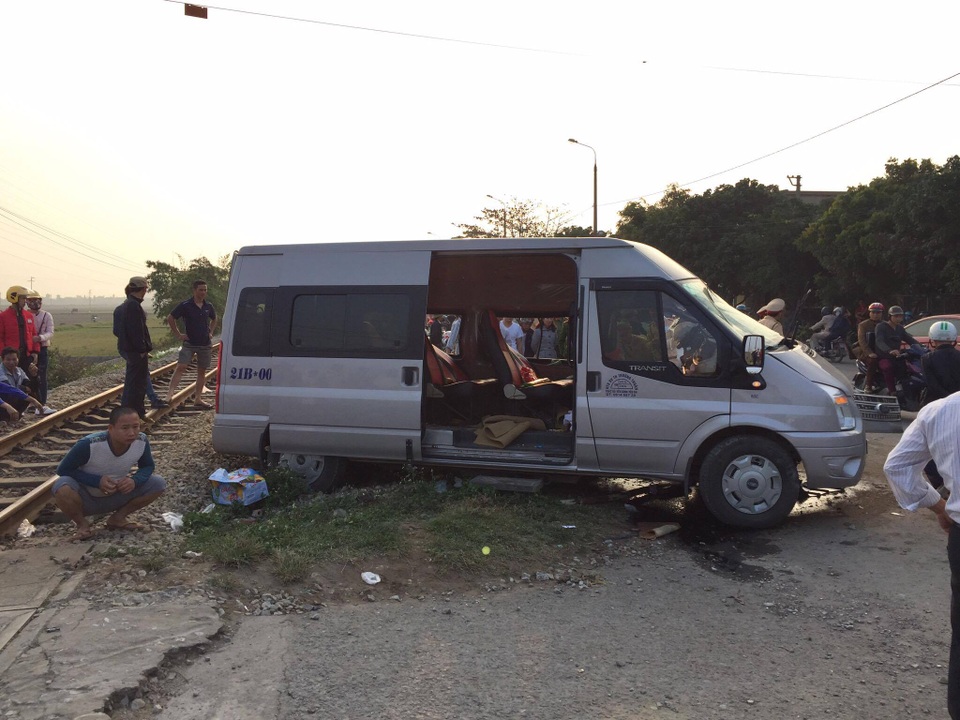 Tàu hỏa tông ô tô 16 chỗ, 1 người tử vong, nhiều người bị thương - 4 Tàu hỏa tông ô tô 16 chỗ, 1 người tử vong, nhiều người bị thương - 4
