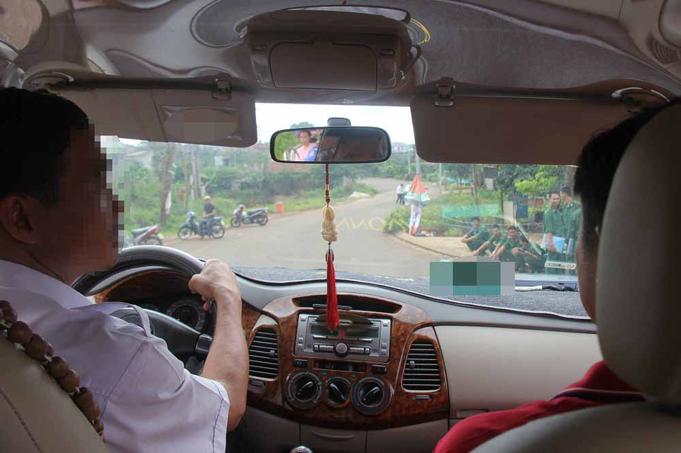 Chiếm đoạt tiền của con bạc bằng chiêu lừa đánh dấu lá bài - 1 Một tài xế taxi bị chuốc say và ký giấy vay nợ với số tiền lớn Một tài xế taxi bị chuốc say và ký giấy vay nợ với số tiền lớn (ảnh minh họa)