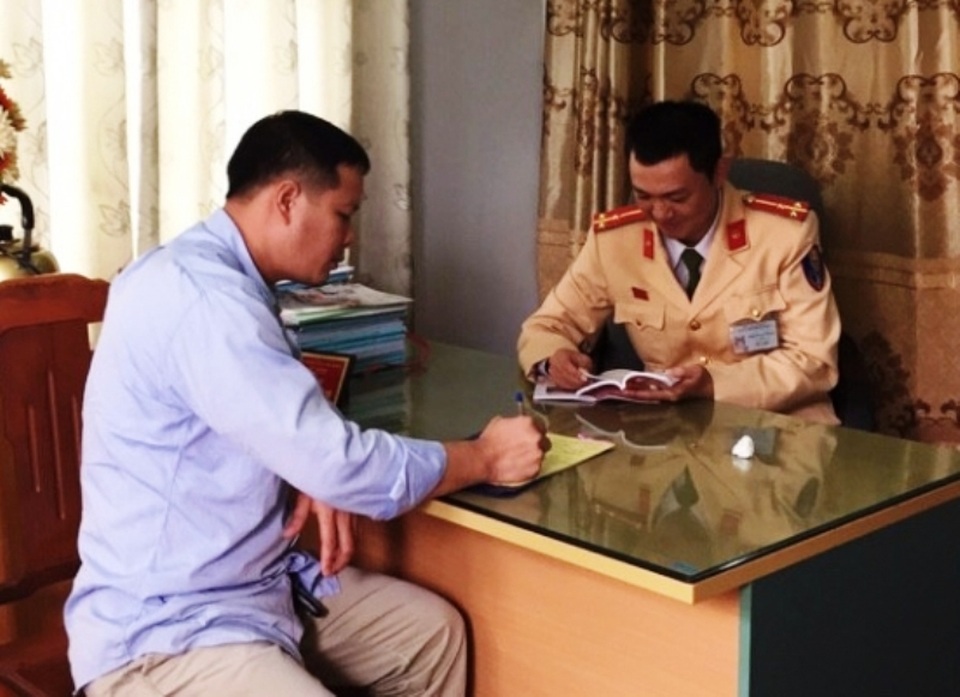 Xe đầu kéo gây náo loạn trên phố: Tài xế khai do... sức ép công việc (!) - 1 Tài xế chiếc xe đầu kéo đến làm việc tại cơ quan Công an