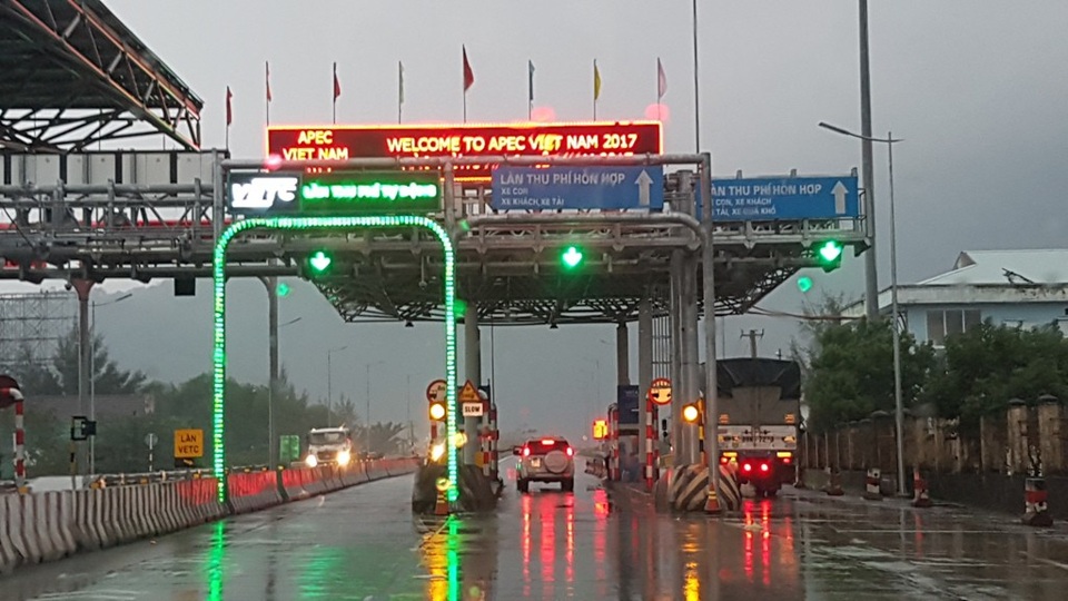 Tài xế trả tiền lẻ qua trạm thu phí BOT ở Thừa Thiên - Huế - 2 Chưa có tình trạng ùn ứ phương tiện giao thông qua lại tại trạm này cuối giờ chiều 5/12