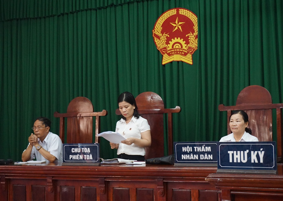 Vụ Công an Tp Vinh bị kiện: Bác nội dung khởi kiện của tài xế - 3 HĐXX công bố bản án, bác toàn bộ nội dung khởi kiện của tài xế Phan Đình Anh đối với quyết định xử phạt hành chính của Công an Tp Vinh