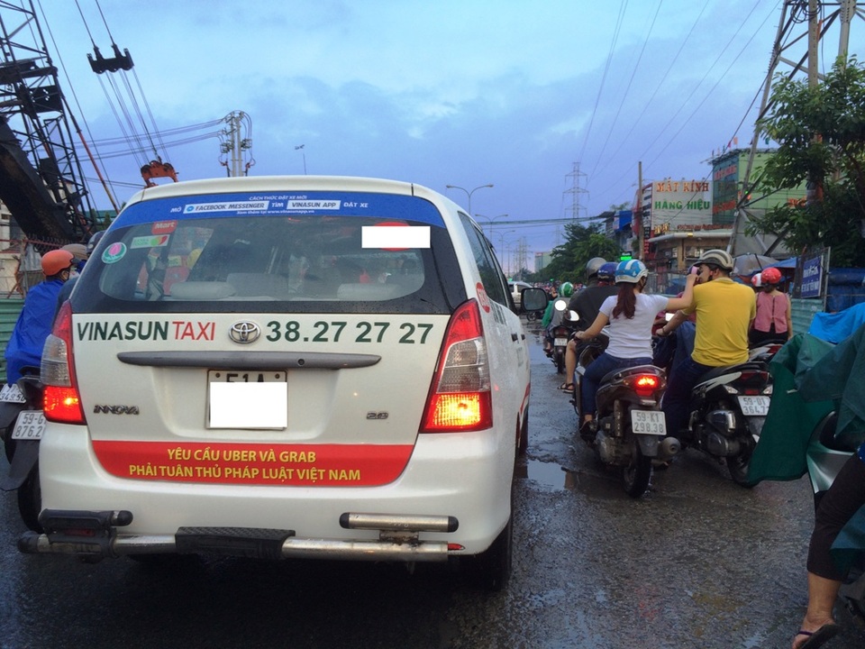 Vinasun hứa gỡ hết khẩu hiệu phản đối Grab, Uber trên xe - 2 Các lái xe của taxi Vinasun đề nghị dừng thí điểm Grab, Uber