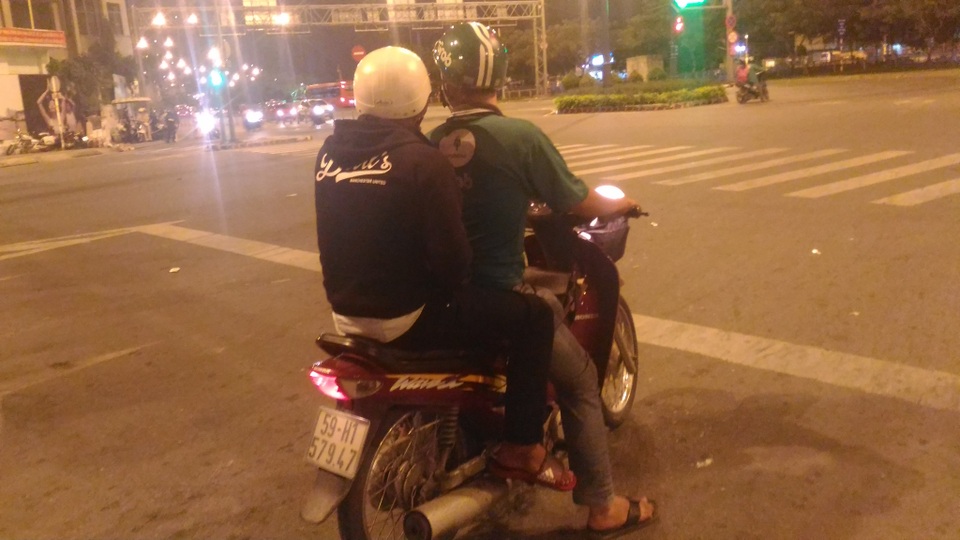 "Cuộc chiến" xe ôm: "Lạnh người" từ những chuyến xe đêm ở vùng đất dữ - 4 Tài xế GrabBike có kinh nghiệm sẽ hạn chế tối đa mâu thuẫn, nguy hiểm tại vùng đất dữ