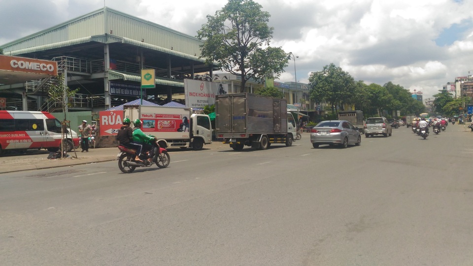 “Cuộc chiến” xe ôm: Suýt đổ máu vì xâm phạm lãnh địa Q "tóc dài" - 4 Một tài xế GrabBike đón khách tại khu vực bến xe miền Đông.