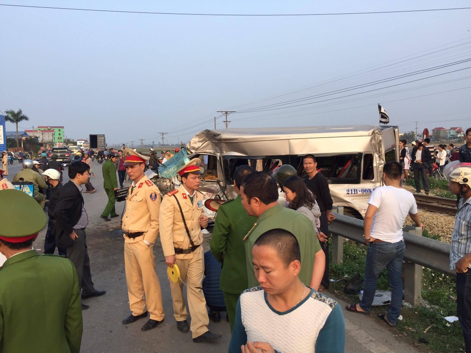 Tàu hỏa tông ô tô 16 chỗ, 1 người tử vong, nhiều người bị thương - 6 Tàu hỏa tông ô tô 16 chỗ, 1 người tử vong, nhiều người bị thương - 6