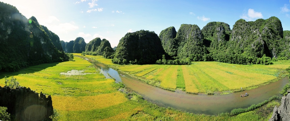 Đẹp ngỡ ngàng Tam Cốc mùa lúa chín - 1
Múa lúa chín đã đến nhưng Tam Cốc vẫn còn đang vắng khách thăm quan