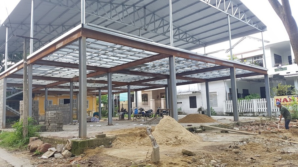 Tạm dừng thi công Trung tâm Thể dục Thể thao tại Nhà Di sản Huế - 2 Trung tâm Thể dục Thể thao của tư nhân đang xây dựng án ngữ choáng hết phía trước Nhà Di sản số 117 đường Lê Thánh Tôn, TP Huế