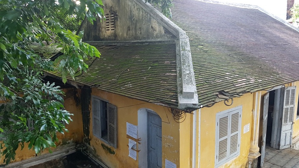 Tạm dừng thi công Trung tâm Thể dục Thể thao tại Nhà Di sản Huế - 3 Ngôi nhà vườn tuyệt đẹp ở đây đã được phía Pháp bảo tồn và gắn biển là Nhà Di sản