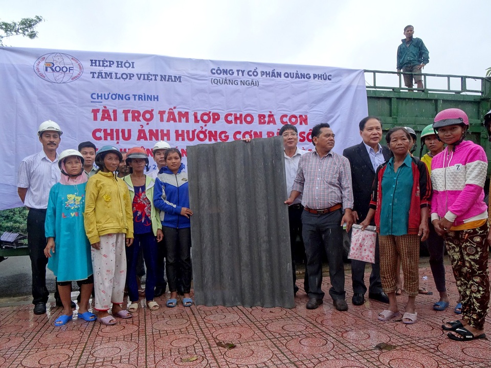 5.000 tấm lợp hỗ trợ huyện nghèo nơi tâm bão Damrey - 3 5.000 tấm lợp tương đương 7.500m2 mái nhà hỗ trợ người dân vùng tâm bão đi qua