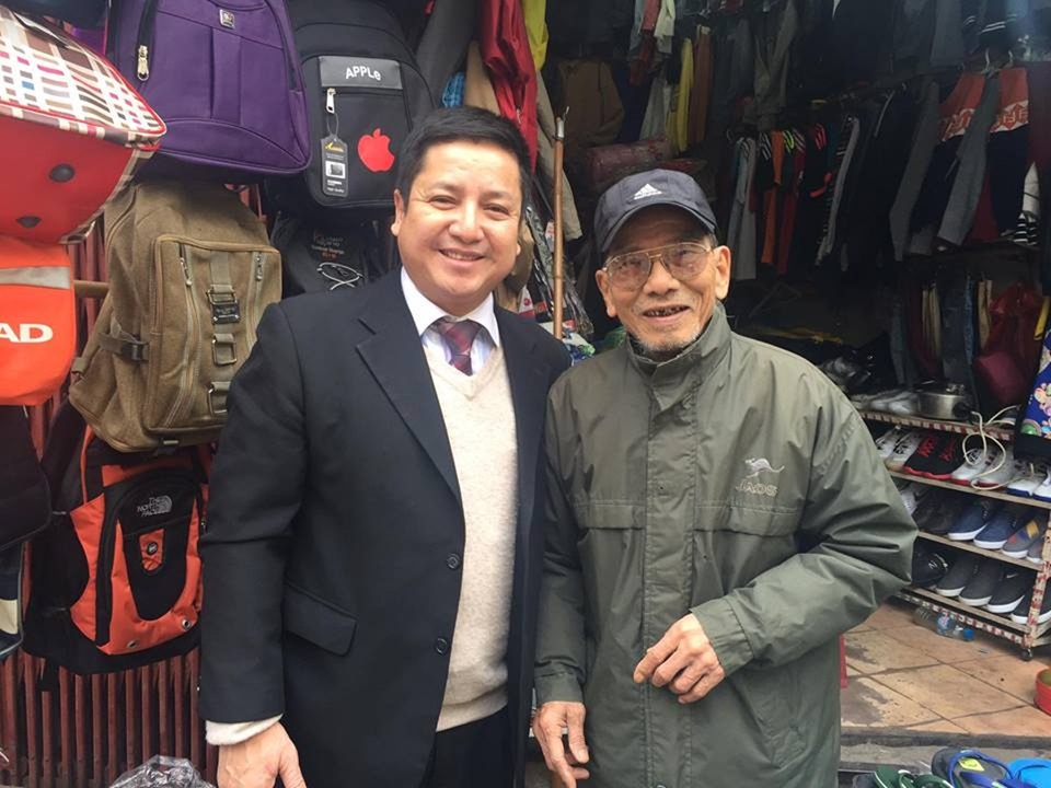 Nghệ sĩ Chí Trung tới thăm nghệ sĩ Trần Hạnh tại gian hàng của ông.