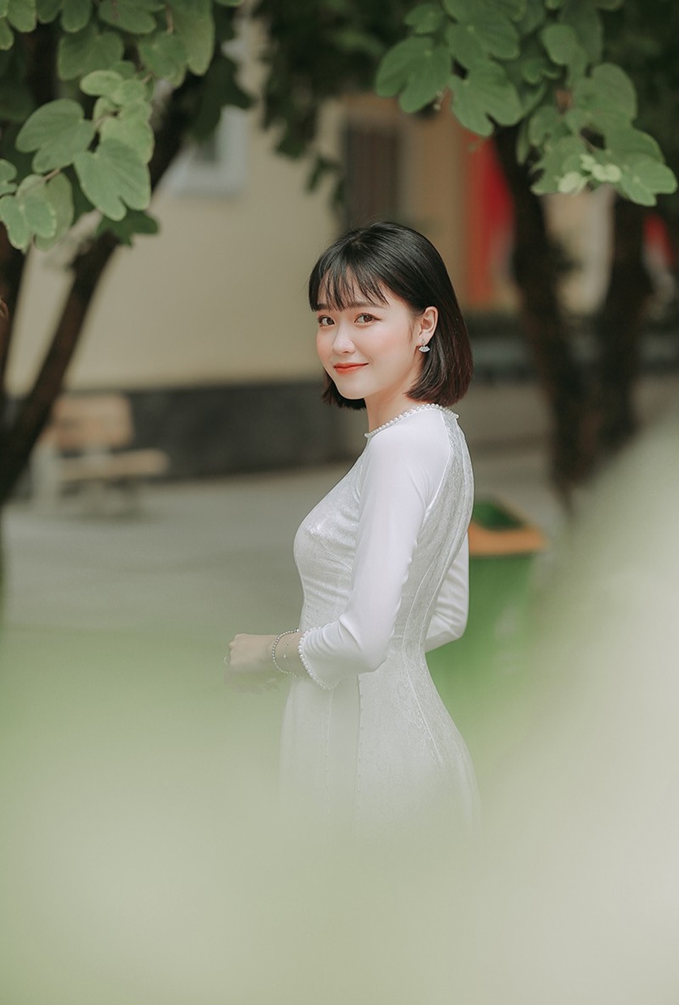 Hot girl trường Báo đẹp quyến rũ trong bộ ảnh chia tay tuổi sinh viên - 1
Vậy là mùa kỷ yếu nữa đã tới. Sinh viên bị vây trong những tâm trạng đối nghịch, vừa buồn vừa háo hức. Buồn vì phải xa thầy cô, bạn bè, xa mái trường. Háo hức vì ngóng đợi những gì đang tới và sắp tới ở bên kia ngưỡng cửa cuộc đời.