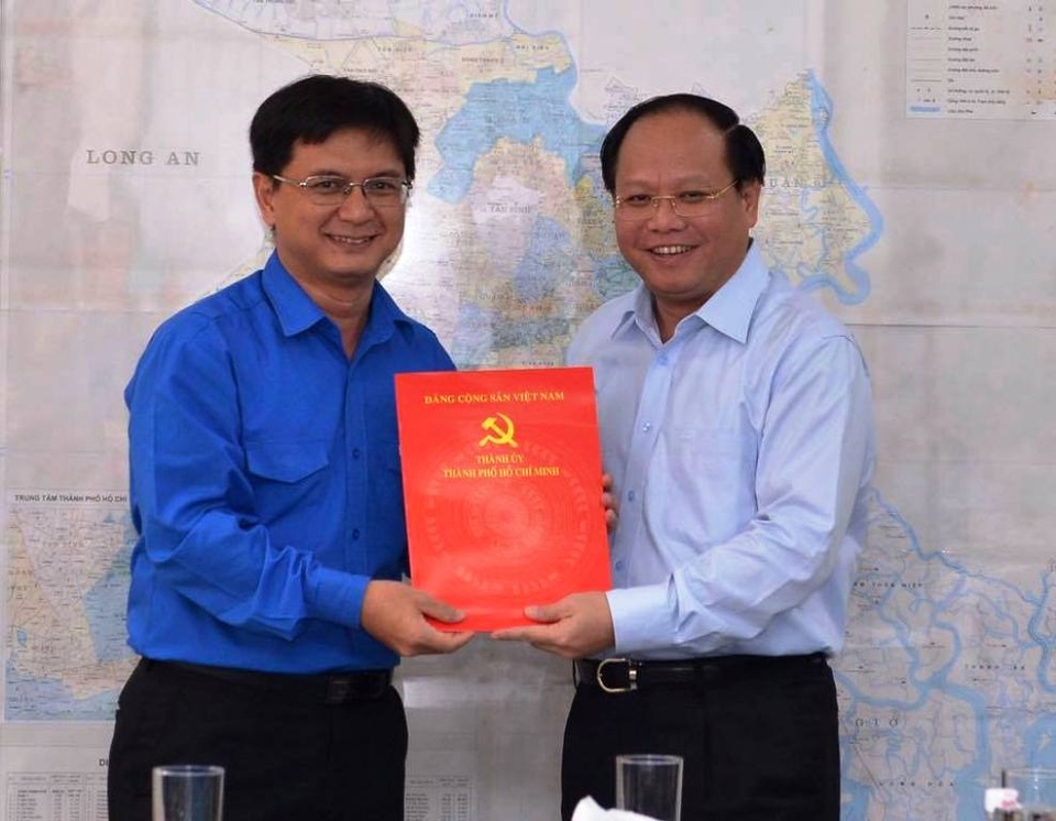 Bí thư Thành đoàn TPHCM làm Bí thư Quận ủy Thủ Đức - 1
Ông Tất Thành Cang trao quyết định điều động cho ông Nguyễn Mạnh Cường làm Bí thư Quận ủy Thủ Đức.