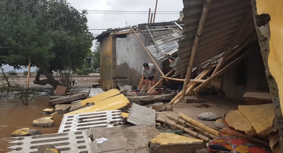 Đường dọc biển tan hoang sau đợt triều cường lịch sử - 1 Người dân thị trấn Thịnh Long đang thu dọn đống đổ nát sau đợt triều cường lịch sử