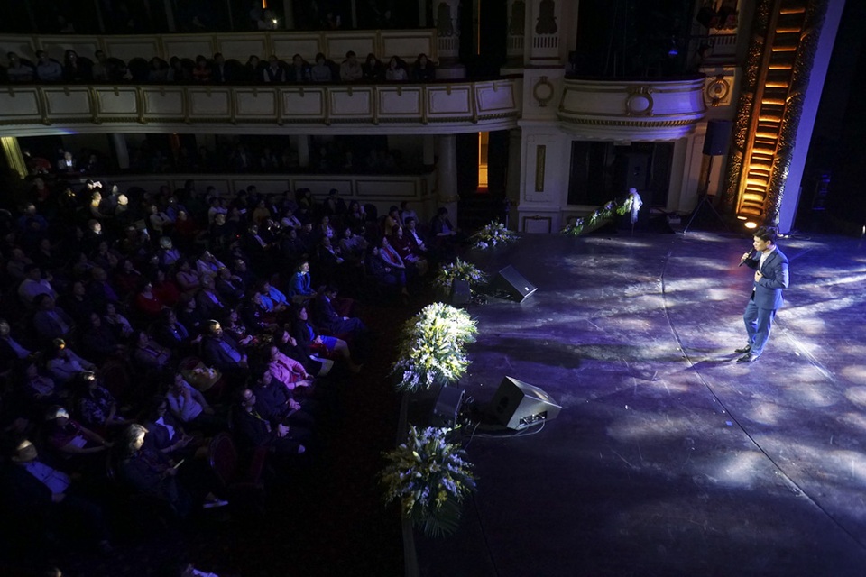 Thanh Lam hát mềm mại, biểu diễn sexy khi hát nhạc Phú Quang - 18 Thanh Lam hát mềm mại, biểu diễn sexy khi hát nhạc Phú Quang - 18