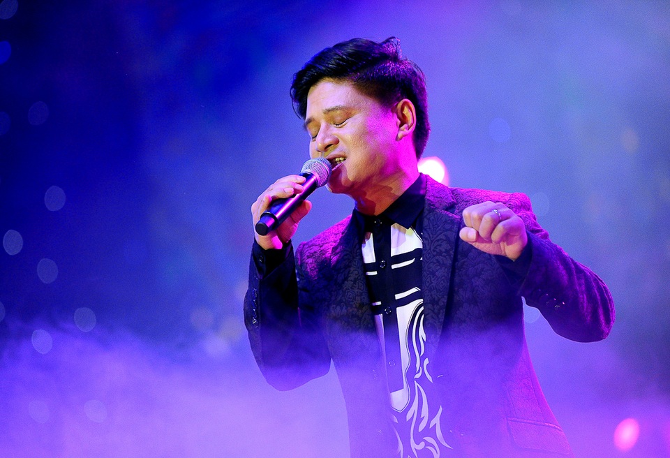 Giọng ca Tấn Minh gửi đến khán giả Đà Lạt nhạc phẩm vô cùng quen thuộc Phôi pha.