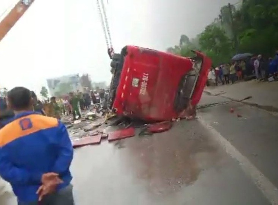 Hình ảnh hiện trường tan hoang của vụ lật xe khách - 5