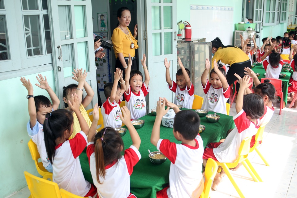 Môi trường giáo dục mầm non làm "say đắm" phụ huynh - 11
100% trẻ mẫu giáo 5 tuổi của xã được tới trường