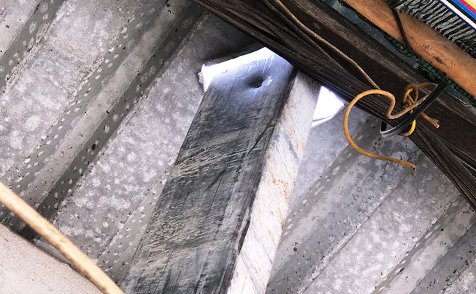 Dự án Opal Garden bị tạm dừng thi công vì "thanh sắt to cắm xuyên nhà dân" - 2 Một thanh sắt to, dài khoảng 6m bất ngờ lao thẳng từ tầng 9 của công trình xuống, đâm xuyên qua mái tôn, vào trong phòng của người dân