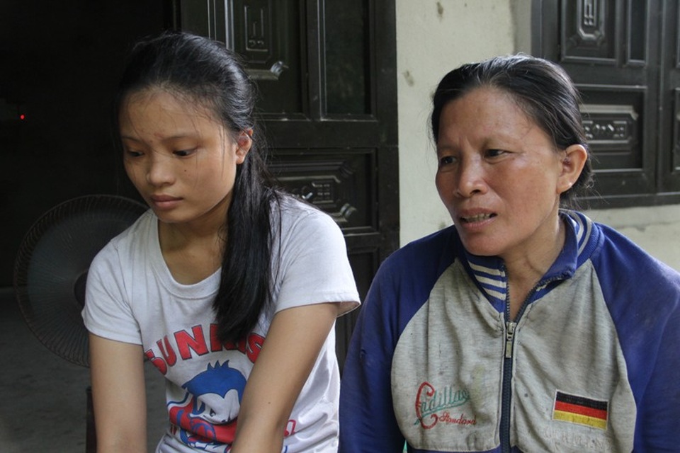 Băn khoăn đường đến giảng đường của nữ sinh nghèo đỗ ĐH Y dược Huế - 2 Hai mẹ con trăn trở, lo lắng về quãng thời gian nhiều vất vả sắp tới