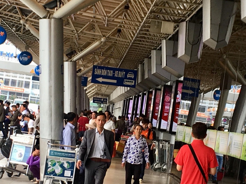 Sân bay Tân Sơn Nhất tăng chuyến cao “chưa từng có” dịp Tết 2018 - 3 Bên ngoài nhà ga sân bay Tân Sơn Nhất
