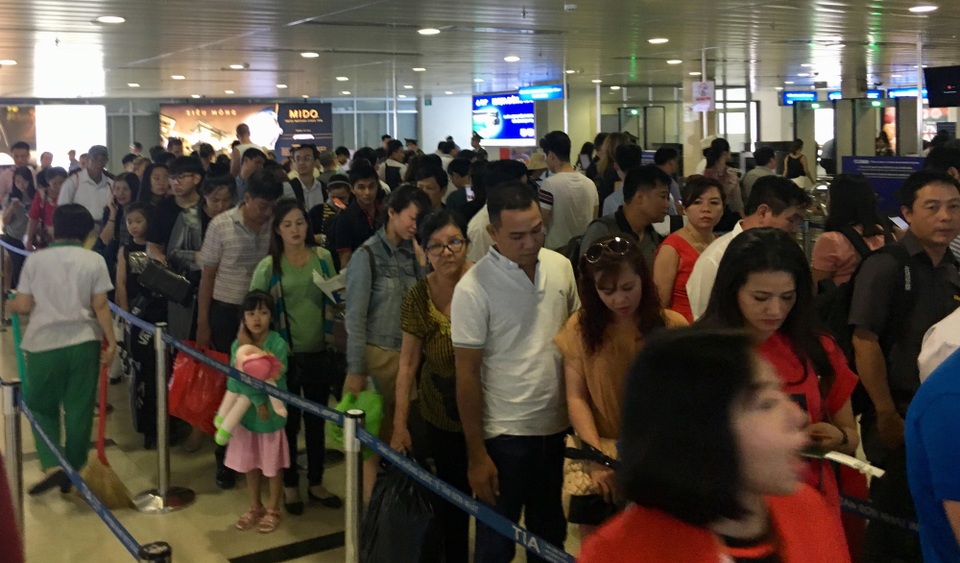Sân bay Tân Sơn Nhất tăng chuyến cao “chưa từng có” dịp Tết 2018 - 2 Hình ảnh hành khách xếp hàng làm thủ tục đi máy bay trong giờ cao điểm của ngày thường
